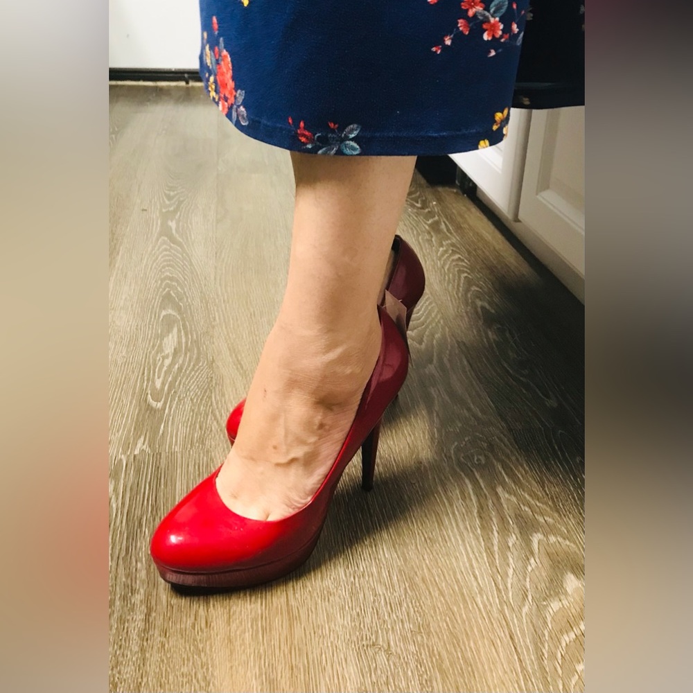 COPY - Red G by Guess Red patent leather platform pumps size 9.5.M .used good c… - Picture 7 of 17